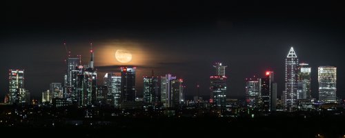 Vollmond über Frankfurt